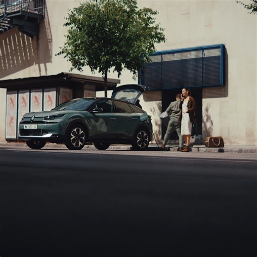 Bist du bereit für dein elektrisches Abenteuer mit dem komfortablen ë-C4? Einsteigen und losfahren, es wird eine entspannte Fahrt. #NouvelleCitroënËC4 #ëc4 #citroen #citroenschweiz #new #newmodel #electric | Citroën