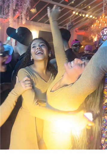 Cantora animada no show ao vivo de Funk Brasileiro