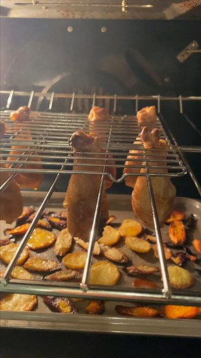 It *sounds* interesting – hanging chicken legs from an oven rack to bake over a pan of root veggies – but does the trend reaaaaally work?? Vivian Chan hacks the hack and yes, it's as messy as you'd think it would be 🙅🏻‍♀️ #VivTestsTheTrend | Food Network