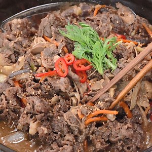 5.6K views · 110 reactions | Bulgogi is a staple for the Korean holidays so for this year’s Korean Thanksgiving, we’re showing you how to whip up the easiest bulgogi dish! Fill up the house with aromas of beef, scallions, carrots, onions, red peppers and even enoki mushrooms as they make an appearance at the dinner table. Full Recipe: https://bit.ly/308WGJ0 | H Mart | Facebook
