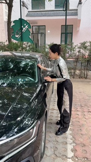 3.4M views · 140K reactions | What should you do if you accidentally lock your car keys in the car? Free solution #car #foryou #cars #howto #cartok #automotive #driving #skills #knowledge #fyp #tips #fpy | Driving Tips | Facebook