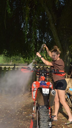 Le rituel du dimanche comme dirait @hardenduroauvergne 🙈 Prendre le temps de tout nettoyer en profitant des rayons du soleil, c’est ce qui fait aussi partie de notre sport et il faut se le dire parfois c’est agréable 🥰 Moto propre pour l’entraînement ⚔️😈 🎥 Merci @deborah.debecker pour ces vidéos 🫶🏼 @atomic_moto @betamotorfrance @mecasystemracing @acerbismotorsport @updesignmoto @funnelweb_filter @scottsportsfrance @scottsports @scorpionexo_eu @impulse.ride @rlsports.kitdeco @ffmoto @bricom