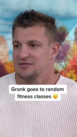#robgronkowski is staying fit! #gronk says that he stays active by going to random #fitness classes after retiring from the #tampabaybuccaneers #yoga classes are his favorites. #3rdhourtoday #todayshow