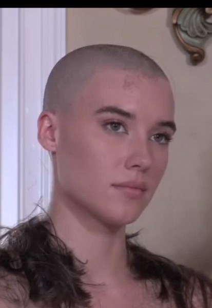 Rasage complet : Osez le changement ! 💇‍♀️✨