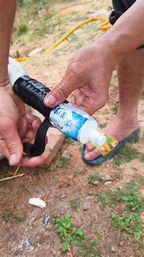 Use the toothpaste tube to plug the leaking water pipe