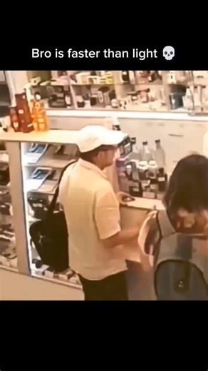 sandbox_studio | 日本利用压电瓷砖将脚步转化为电能。这些瓷砖捕捉来自你脚步的动能。当你行走时，你的重量和动作会对瓷砖产生压力。瓷砖会轻微弯曲，从而产生机械应力。瓷砖内部的压电材料将这种应力转化为电能。每一步都会产生少量电荷，而数百万步结合在一起就能产生足够的电力来驱动LED灯、数字显示屏和传感器。... | Instagram