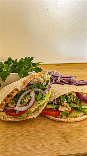 🥙✨ RECETTE GYROS GREC AVEC CÉCILE 🇬🇷👩‍🍳 Aujourd’hui on revisite le célèbre döner kebab version grecque avec Cécile : un gyros maison sain, savoureux et ultra facile à préparer ! 😋🔥 ⠀ 💪 Pourquoi c’est bon pour la santé ? 👉 Pain pita complet ou maison 👉 Sauce au yaourt grec, riche en protéines 👉 Plein de légumes frais : tomates, oignons, laitue, etc. 🥗 ⠀ 💚 Une version équilibrée, parfaite pour se faire plaisir sans culpabiliser ! ⠀ #Gyros #Recette #HealthyFood #CuisineGrecque #FaitMai