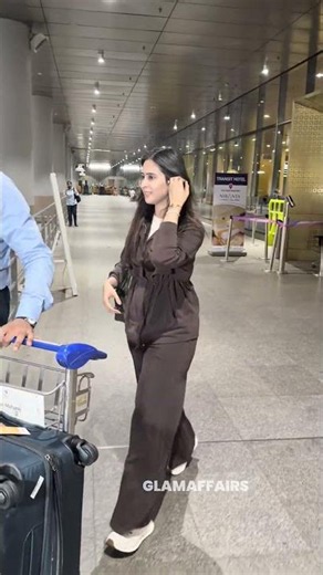 “Tendulkar parivaar ki bahurani kitni sharmili aur khoobsurat hai, bilkul apni 😍 ”#SaaniyaChandhok