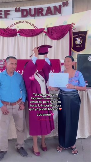 Es gracias primeramente a Dios y luego a mis padres🥺💗#paratii #fypシ゚ #agradecida #papá #mamá mi mamita quería llorar por eso su carita ehh🥹