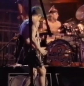 431K views · 16K reactions | Flea with a nasty slap solo during a 1989 Red Hot Chili Peppers performance | Bass Magazine | Facebook