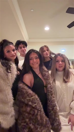 #christmas #messy #friends #cute