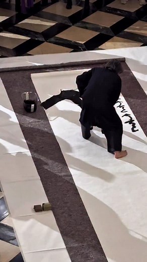 🖌️Al Museo Correr #Venezia la performance dell’artista sudcoreano Kang Byung-In ha inaugurato la mostra di calligrafia “CARATTERI. Calligrafia e tipografia: Corea del Sud e Stati Uniti” che da oggi, sabato 8 novembre, sarà aperta al pubblico! La mostra propone un originale dialogo tra Oriente e Occidente attraverso la scrittura e il segno alfabetico, mettendo in relazione opere di quattro artisti contemporanei – Kim Doo Kyung, Kang Byung-In, Thomas Ingmire e Amos Paul Kennedy Jr. – con document