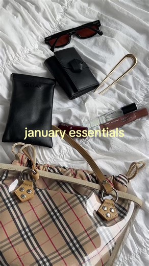 whats in my bag lately :p #whatsinmybag #fashion #burberry #acnestudio #vintagefashion