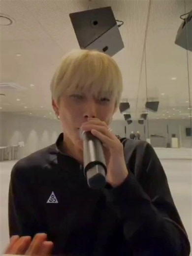 XNGHAN singing ‘ORANGE’ by #TREASURE on recent Weverse Live🍊He shared: “This was the first song by #TREASURE sunbaenim that I ever got into. I liked it so much that I kept replaying only this song over and over.”