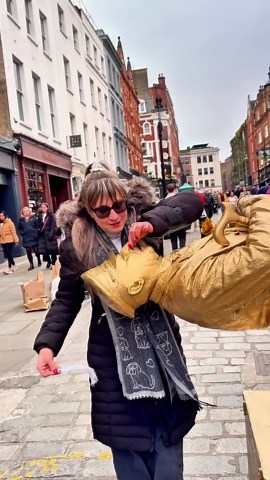 How to bring a statue back to life.#levitating #floating #illusion #londongoldstatue #livingstatue