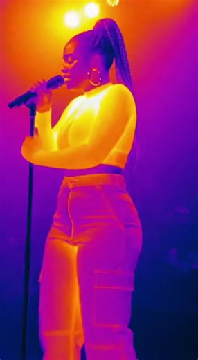 She hit the high note… and the background said “BOOM!” 🌋#tiktokviral #viral #fyp #unitedstates #musica