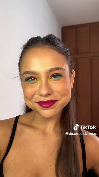 Tutorial de Maquiagem Colorida: Faça Olhos Coloridos