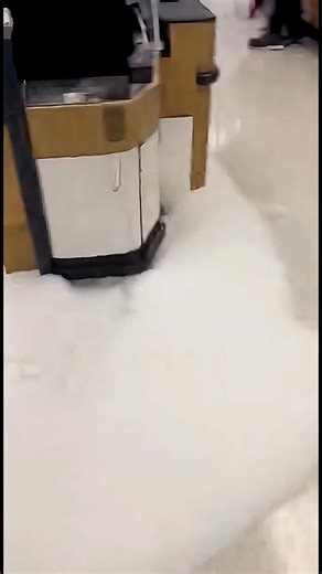 When snow comes to shopping 😂 | Relationship Goals
