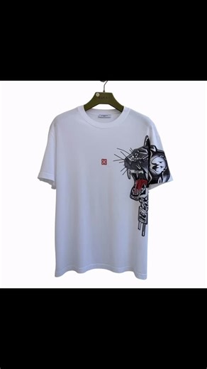 📌 Givenchy T-Shirt 💯 สภาพดีมาก ลายเด่น เท่ มีสไตล์ เพิ่งเคยได้รุ่นนี้ตัวแรก ใส่แล้วดูมีเอกลักษณ์ แมตช์ง่าย ใส่ได้ทั้งชาย–หญิง ▪️: Size : L ▪️: อก : 42 ▪️: ยาว : 27 ▪️: ตำหนิ : ✅ราคา: [1,490] 📦 รวมส่งฟรี! 🛒:สินค้าสด/ผ่อนได้ สูงสุด 60 วัน 💳 | Happy Tee