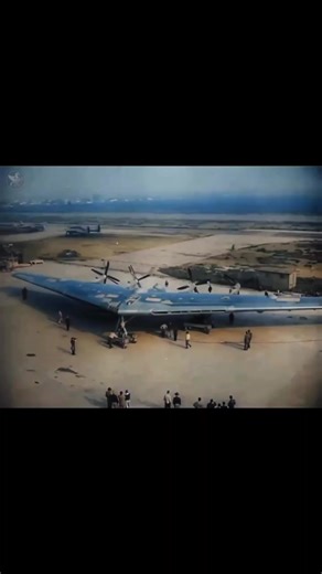 Northrop XB-35 adalah pesawat pembom berat eksperimental berbentuk flying wing (sayap terbang) yang dikembangkan oleh Northrop untuk Angkatan Udara AS pada 1940-an. Dirancang untuk membawa beban besar jarak jauh, pesawat ini beroperasi pertama kali pada tahun 1946 tetapi akhirnya dibatalkan karena masalah teknis pada baling-baling dan transisi ke mesin jet. Detail Utama Northrop XB-35: Desain: Konsep flying wing tanpa ekor tradisional, yang menjadi pendahulu Northrop B-2 Spirit. Performa: Diduku