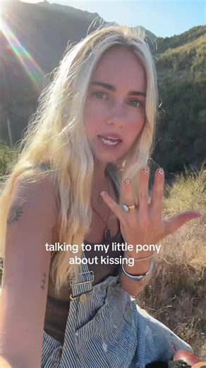 out noW ! #kiss | pony