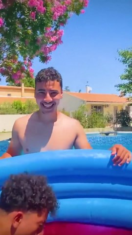 Le dernier qui quitte la piscine chaude vs froide gagne de l'argent ! 😈