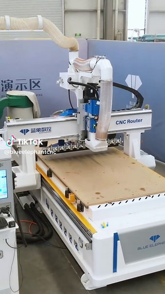 Advanced industrial grade CNC cutting machine, straight row machining center, fully automatic cutting machine . #blueelephant #blueelephantcnc #blueelephantmachine#blueelephantcnclinearwoodcuttingmachine #woodworkingmachinery #engravingmachine #furniture #foryou #cnccut