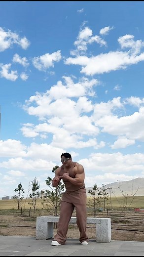 Chul Soon Hwang on Instagram: "나도 이러기 싫지만... 이것도 일이니까... #리얼리더 #살루스 #아리즈웰 #골든아이언 #로얄로드 #몬스터짐 #틱톡안하는틱톡커"