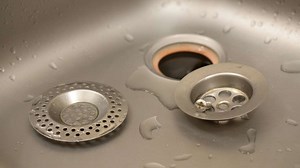 Abflussreiniger im Test: Nur ein Discounter-Produkt hilft