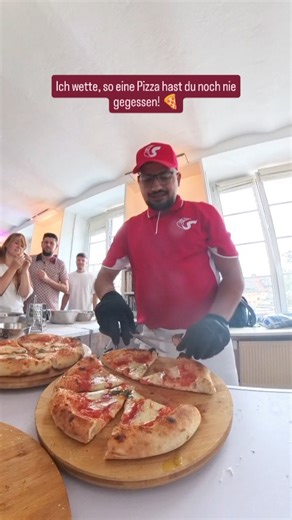 Sane Neapolitanische Pizza | Event & Catering in Köln on Instagram: "„Pizza a portafoglio, aber neu gedacht 🇮🇹🔥 Als Kind in Neapel geliebt – heute live neu interpretiert. Rand schneiden, einrollen, ein Biss… und du bist in Napoli 🍕✨ Würdest du sie probieren? Schreib’s in die Kommentare 👇“"