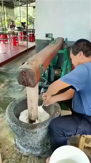 The process of mashing rice cakes