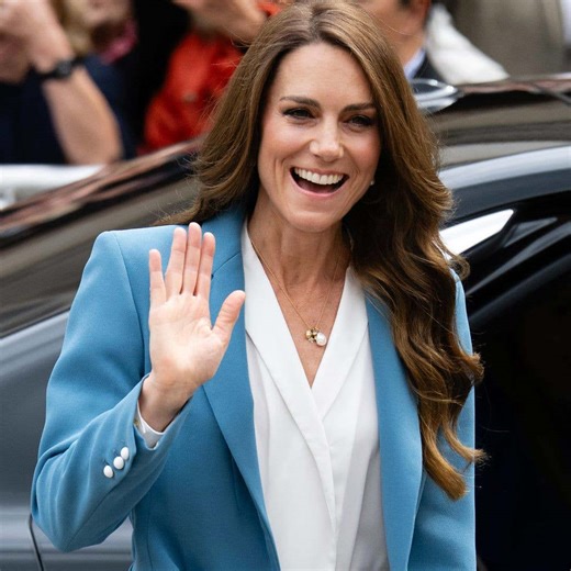 Kate Middleton stops traffic in daring mermaid blue suit as she kicks off Italy tour