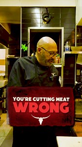 Chez Robbie’s, même la coupe est un art. 🔪🔥 Toujours couper contre le grain — c’est là que la viande est à son meilleur. At Robbie’s, even the cut is an art. 🔪🔥 Always slice against the grain — that’s how you get the perfect bite. #RobbiesSmokehouse #Meat #BBQArt #ViandeParfaite #BBQ | Robbie's Smokehouse & Burger Bar