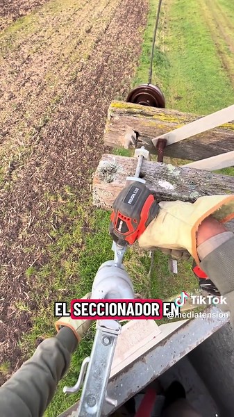 Realizo cambio de seccionador en una linea de media tension. #mediatension #electricista #ingenieria #liniero #seccionador