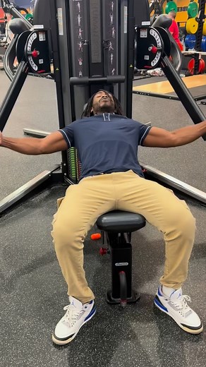 I did over 500 pushups at work and then hit a slight upper training session, this how I did it: Incline Chest Fly: 3 sets of 12 increase the weight after each set Dips: 4 sets of 12 Lat pulldown:(narrow grip) 3 sets of 12 increase the weight after each set Tricep Extensions: 3 sets of 12 increase the weight after each set Machine Lateral raises: 3 sets of 12 increase the weight after each set Machine Abdominal crunch: 3 different variations; upper ab and obliques #explore #gymreels #foryou #fitn