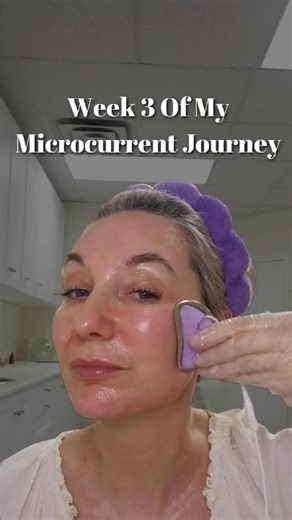✨ Week 3 of my microcurrent series ✨ Even with a busy schedule, I kept my Monday routine — and today I’m finally sharing the process with you. This week I introduced the Gua Sha probe, a beautiful combination of microcurrent sculpting massage, and the results speak for themselves. Neck, jawline, forehead, eyes… each area gets its moment. You can clearly see the side-by-side difference before I finish the other half. Thank you for following this journey with me 💗 If you’re interested in a full l