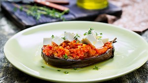 Pečeni plavi patlidžan sa paradajzom i svežim sirom