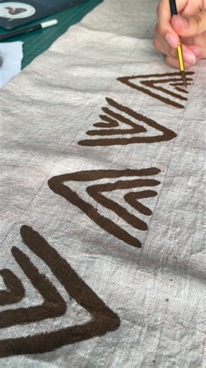 ‎زاد‎ on Instagram‎: "عمل مشترك بيني أنا ومامتي🤍 . . . #رسم #فاشن #الوان_قماش #painting #fabric_painting"‎