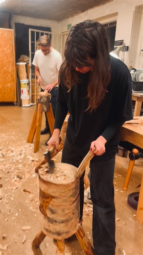 Julia Kalthoff on Instagram: "Carving!! The basics of axe carving tonight, my workshop 😍💪💃🪓💕💃💪😍 #slöjd #carvingtothepeople"