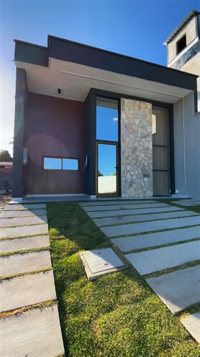 Thiago Callou Imóveis on Instagram: "✨ LANÇAMENTO✨PREMIATO CONDOMÍNIO CLUBE ✨ O conforto que você deseja, com o lazer que sua família merece. Uma casa plana em um condomínio clube completo no Eusébio para viver bem todos os dias. 🏡🌿 Imagine chegar em casa e ter academia, piscina, mini mercado, coworking, rooftop e até lago privativo ao seu alcance. É praticidade, segurança, lazer e qualidade de vida em um só lugar! 🔑 69 Casas Planas em rua privativa 📐 Terrenos a partir de 186,36m² 🏠 92,22m²