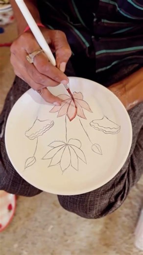 The Art of Handpainting: Relaxing Ceramic Plate Artistry