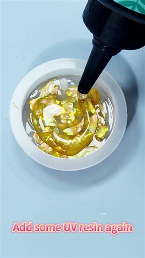 TIMESRUI How to Make a Crystal Clear Resin Keychain - Watch the Gold Flakes Shine! #resinart