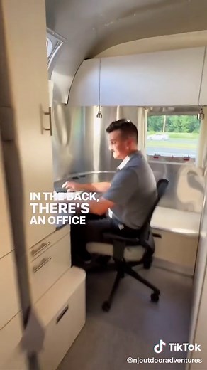 The 2023 Airstream Flying Cloud 30FB office is made for people dedicated to working from the road. #workfromhome #homeoffice #airstream