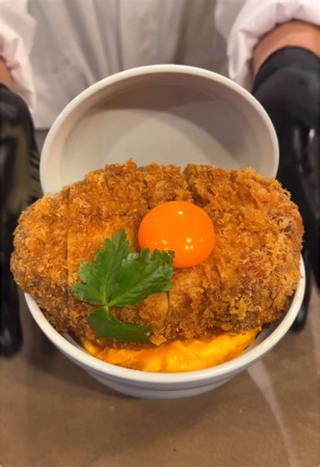 特大厚切りカツ丼が楽しめる！