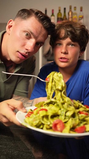 Selbstgemachte (fliegende) Nudeln mit Pesto