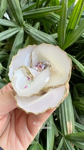 Inu Ahuja on Instagram: "#tutorial alert 🚨 🚨 Sneak Peek into the making of 3D resin flower White Rose 🌷🤍🤍🌷 ASMR tutorial [ gift for every occasion, gift for mommy to be, gift for papa to be, Baby shower, housewarming, birthday, puja, anniversary, festivals, janamashthmi, radha rani, radhe krishna, krishna swroop with choti si gau mata, trending on Instagram, instagood instalove, handmade with love, flower preservation, designs, process video, diy , customised ] #resinflowers #reelkarofeelk