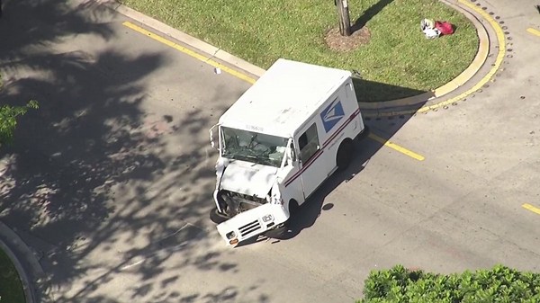2 hospitalized after crash involving USPS truck in Fort Lauderdale