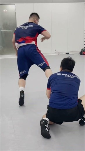 레슬링 스냅다운 이후 태클 연결