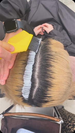 吉永大介/ 表参道/ハイトーン/ブリーチ on Instagram: "リタッチブリーチ ✨ #ブリーチテクニック#ペーパーブリーチ#リタッチブリーチ #ハイトーン#ブリーチカラー#ハイトーンカラー#ホワイトカラー#グレージュカラー#グレージュ#ハイトーンベージュ#ブリーチ #bleach#bleachtechnic#hair#hairtutorial #haircolor#retouchbleach #balayagestylist #原宿美容室#表参道美容室#ヘアカラー#アレンジ動画#ロングヘア#ハイトーンロング#ハイトーンカラーブリーチ #抜きっぱなしブリーチ #ブリーチのみ#抜きっぱなしブロンド#ロングヘア"