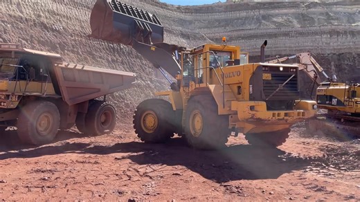 沃尔沃L330E轮式装载机装萁卡特彼勒775E自卸车